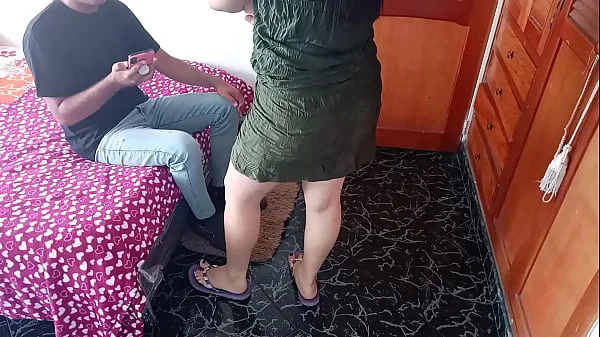 Follando con mi amigo gay a escondidas de mi esposo: aprovechando que no esta le muestro mi ropa interior a mi amigo y me folla aun que no le gusten las mujeres